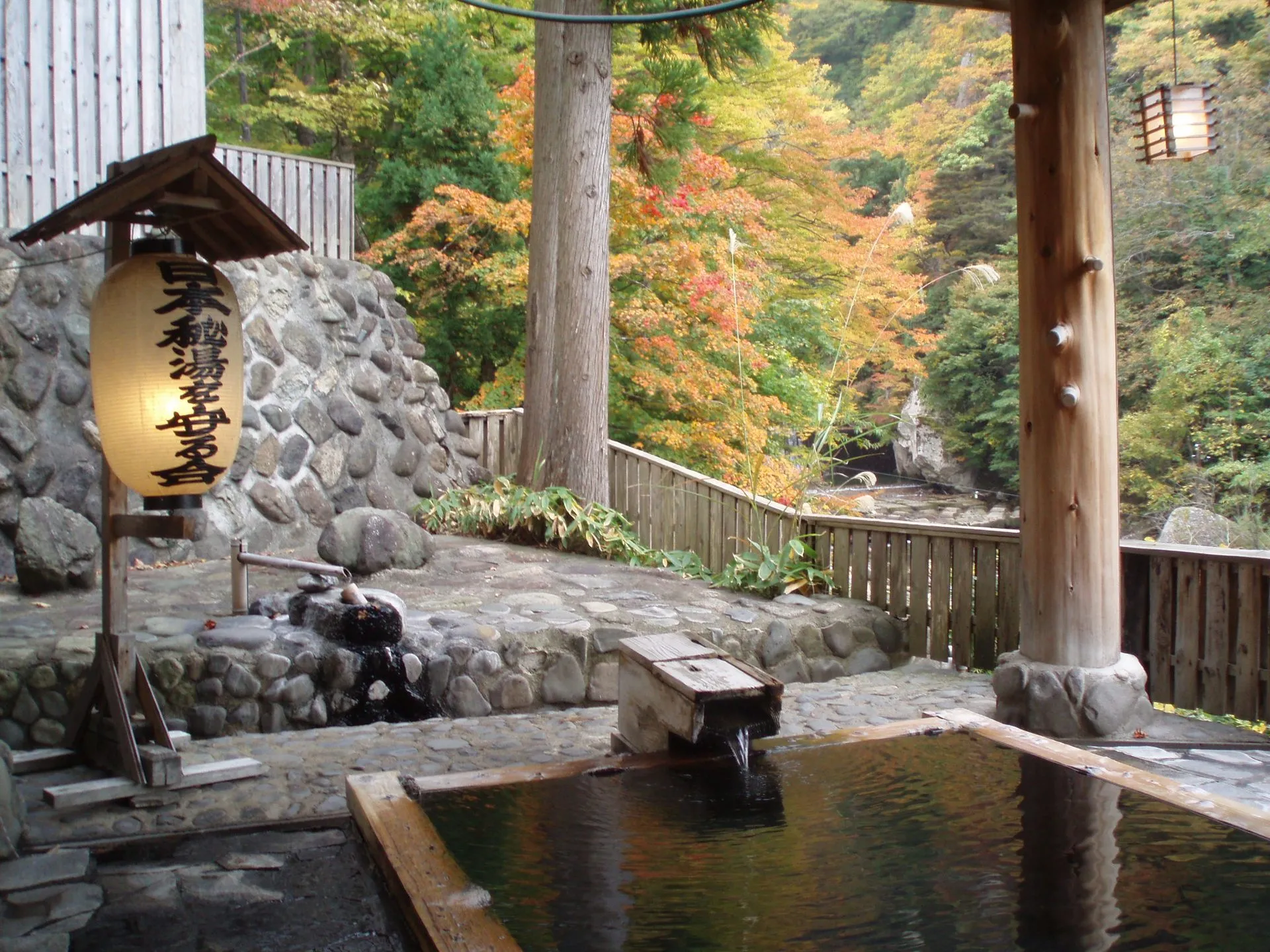秋の宮温泉郷の風景